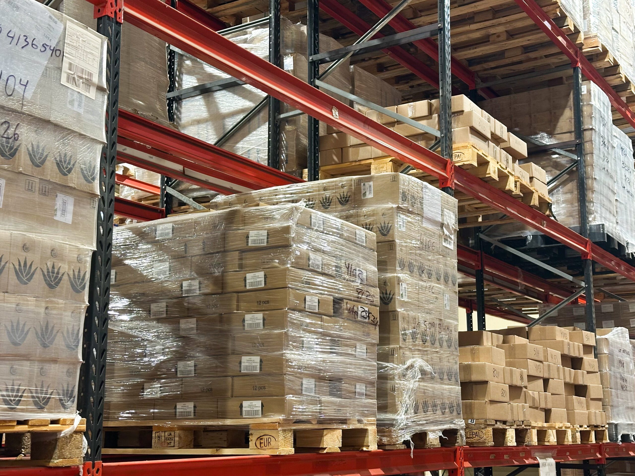 Cajas de embalaje en sistema de almacenamiento inteligente